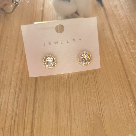 ⭐️⭐️NEW⭐️⭐️Beautiful Dainty CZ stud earrings in GOLD - Picture 6 of 14
